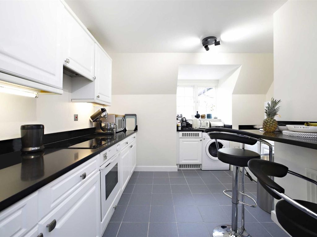 2 bed flat for sale in Corringway, Hampstead Garden Suburb NW11, £649,950