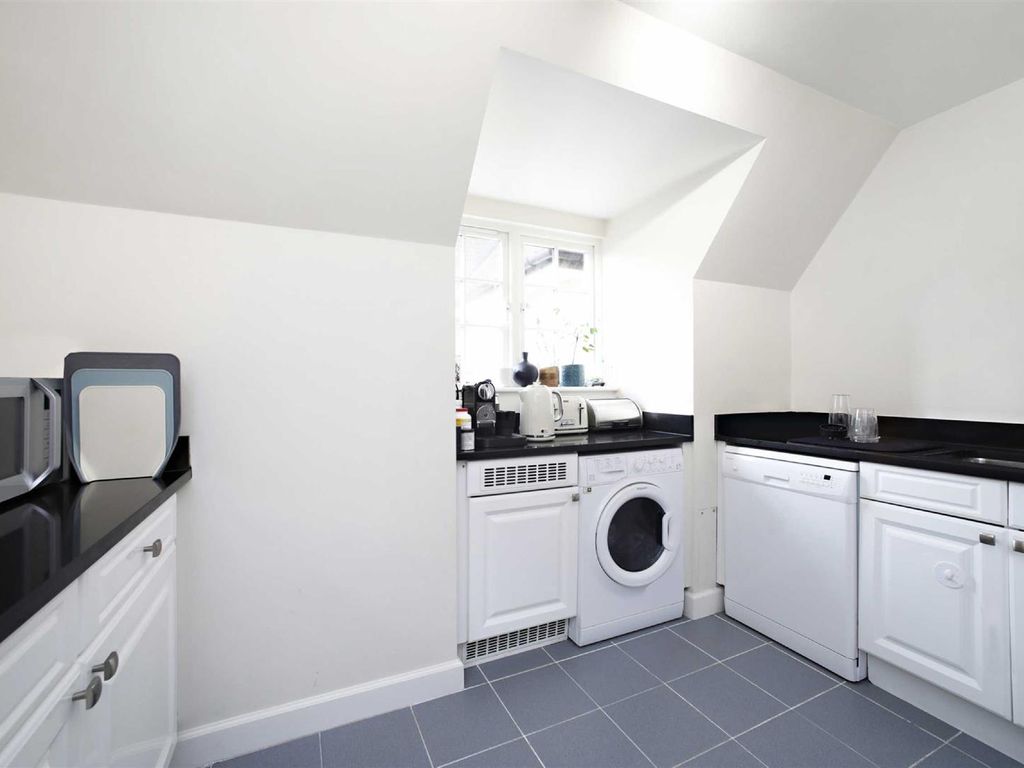 2 bed flat for sale in Corringway, Hampstead Garden Suburb NW11, £649,950