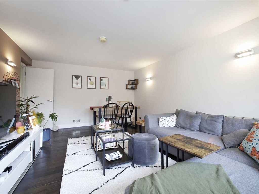 2 bed flat for sale in Corringway, Hampstead Garden Suburb NW11, £649,950