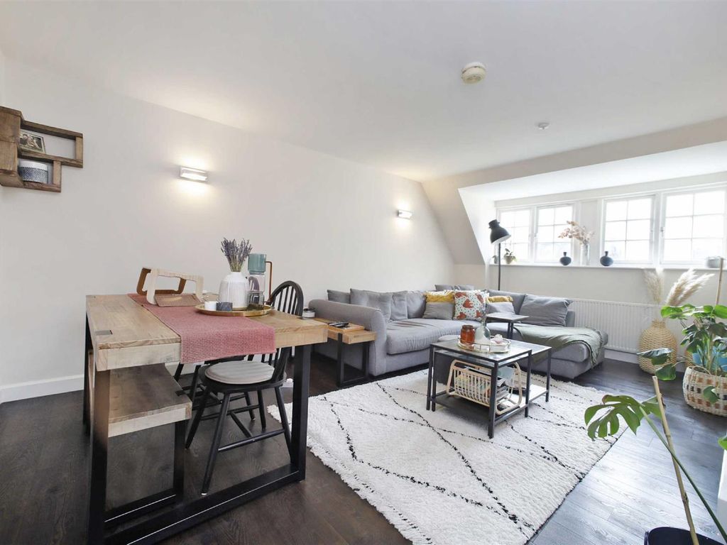 2 bed flat for sale in Corringway, Hampstead Garden Suburb NW11, £649,950