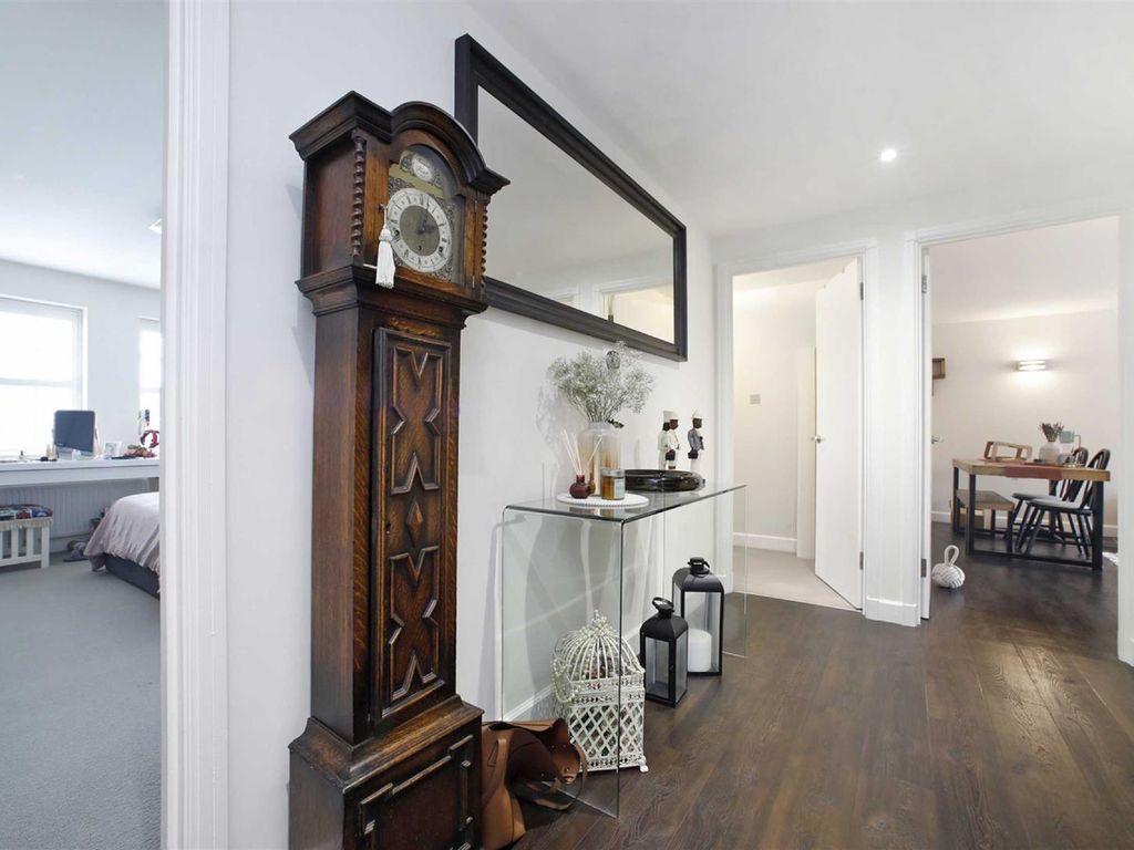 2 bed flat for sale in Corringway, Hampstead Garden Suburb NW11, £649,950