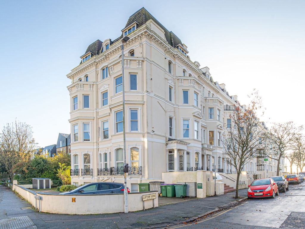 2 bed flat to rent in 20 Clifton Gardens, Folkestone CT20, £1,200 pcm