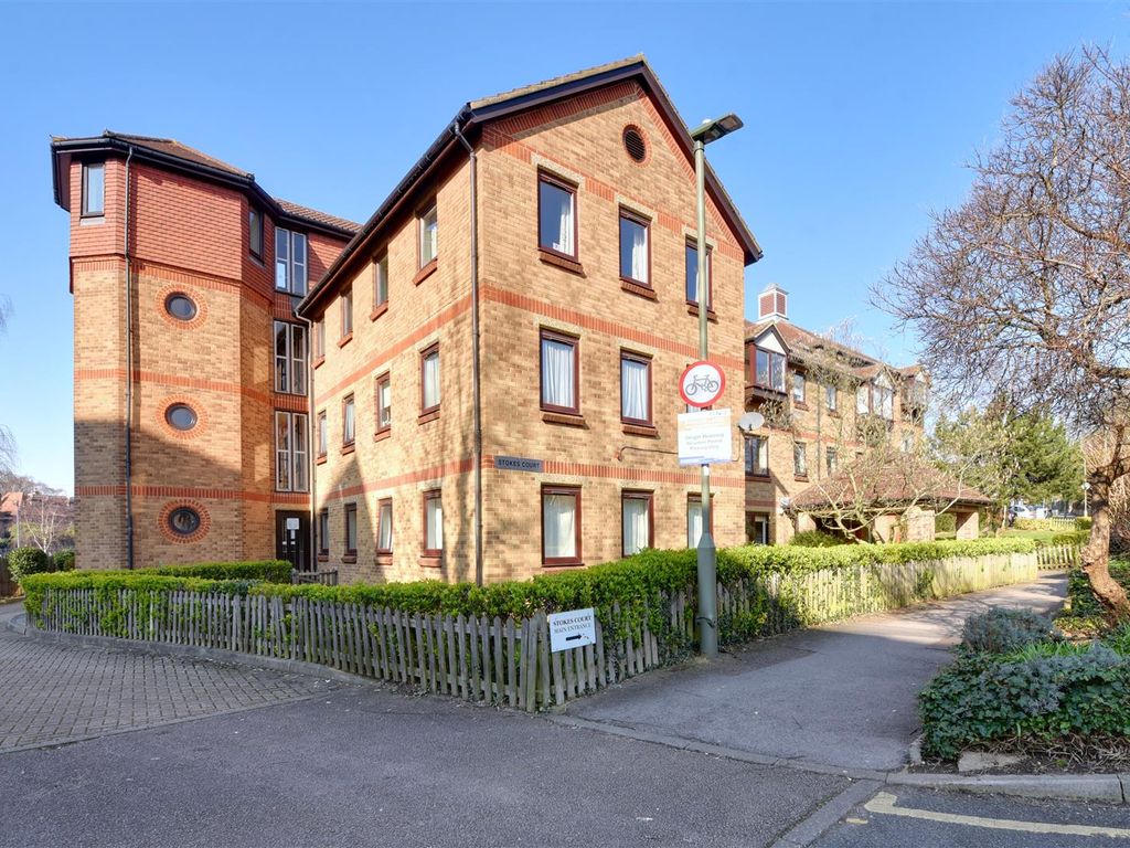 2 bed flat for sale in Stokes Court, East Finchley N2, £270,000