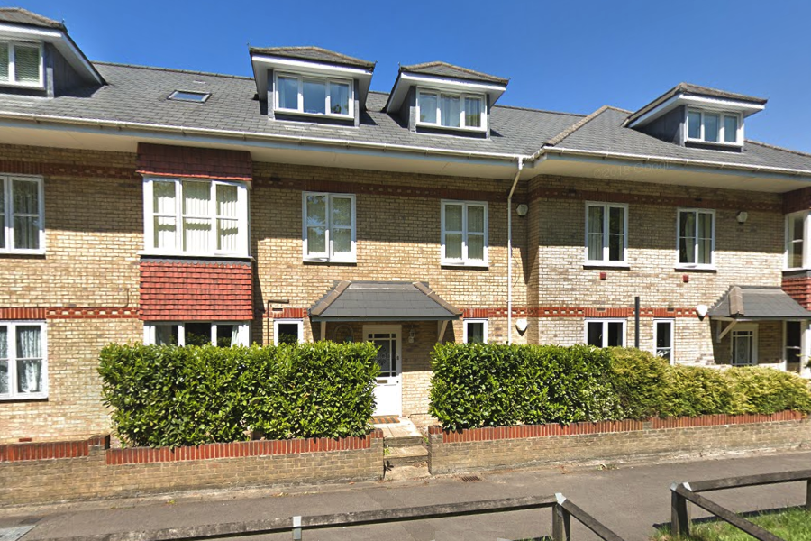 2 bed flat for sale in London Road, Ascot SL5, £280,000