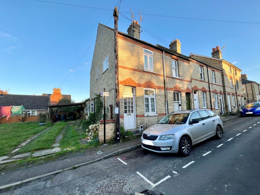 2 bed end terrace house for sale in New Road, Saffron Walden CB10, £300,000