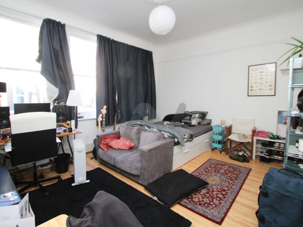 1 bed flat to rent in Broadway Parade, London N8, £1,300 pcm