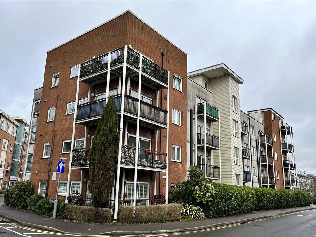 1 bed flat for sale in Canalside, Merstham, Redhill, Surrey RH1, £210,000