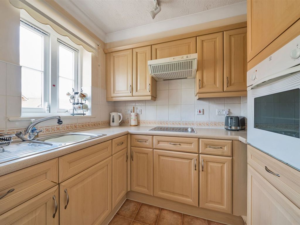 2 bed flat for sale in High Street, Billingshurst RH14, £165,000