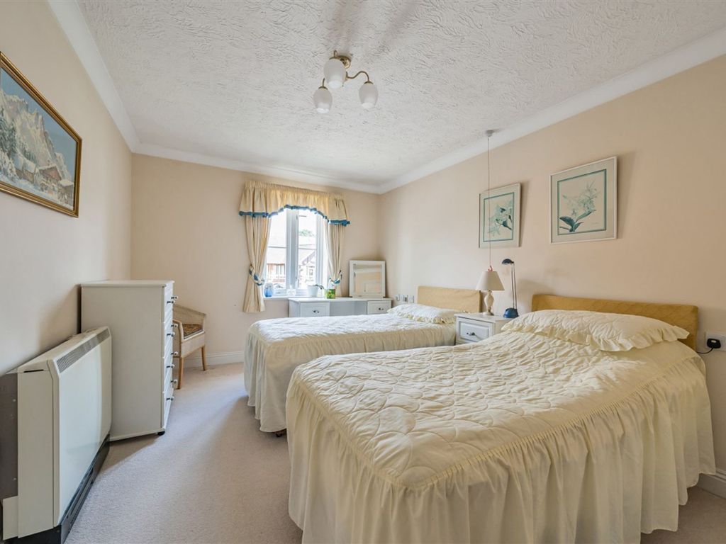 2 bed flat for sale in High Street, Billingshurst RH14, £165,000