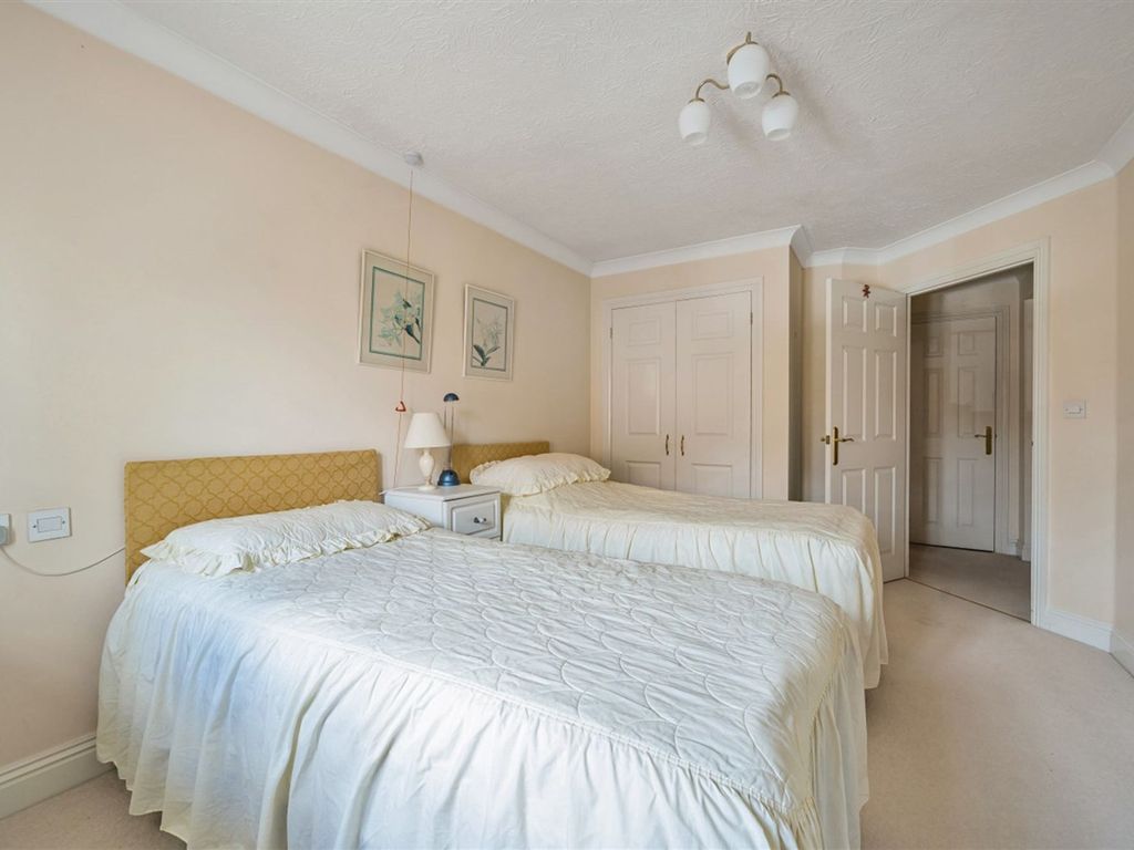 2 bed flat for sale in High Street, Billingshurst RH14, £165,000