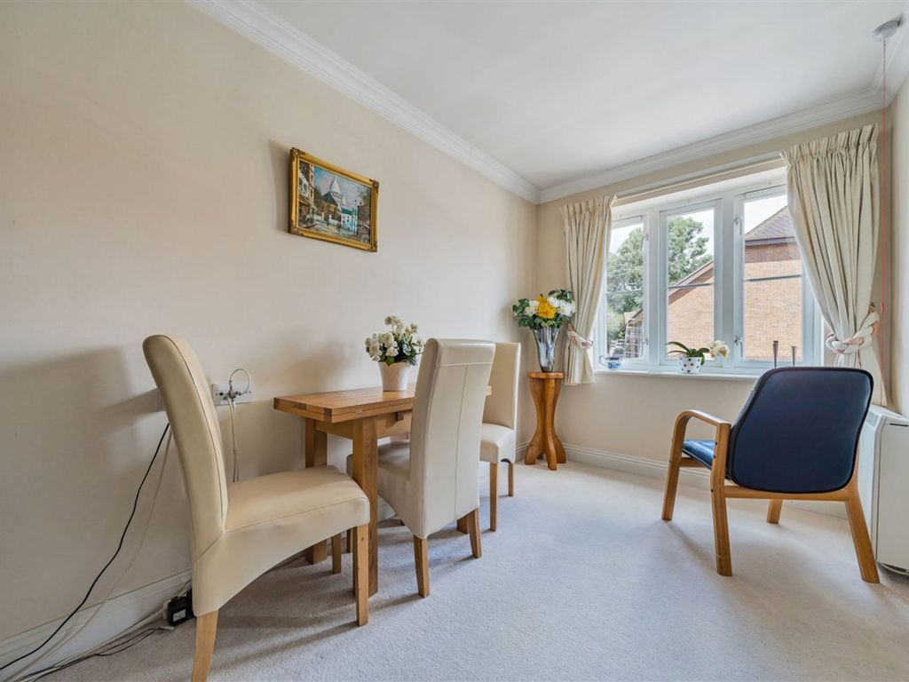 2 bed flat for sale in High Street, Billingshurst RH14, £165,000