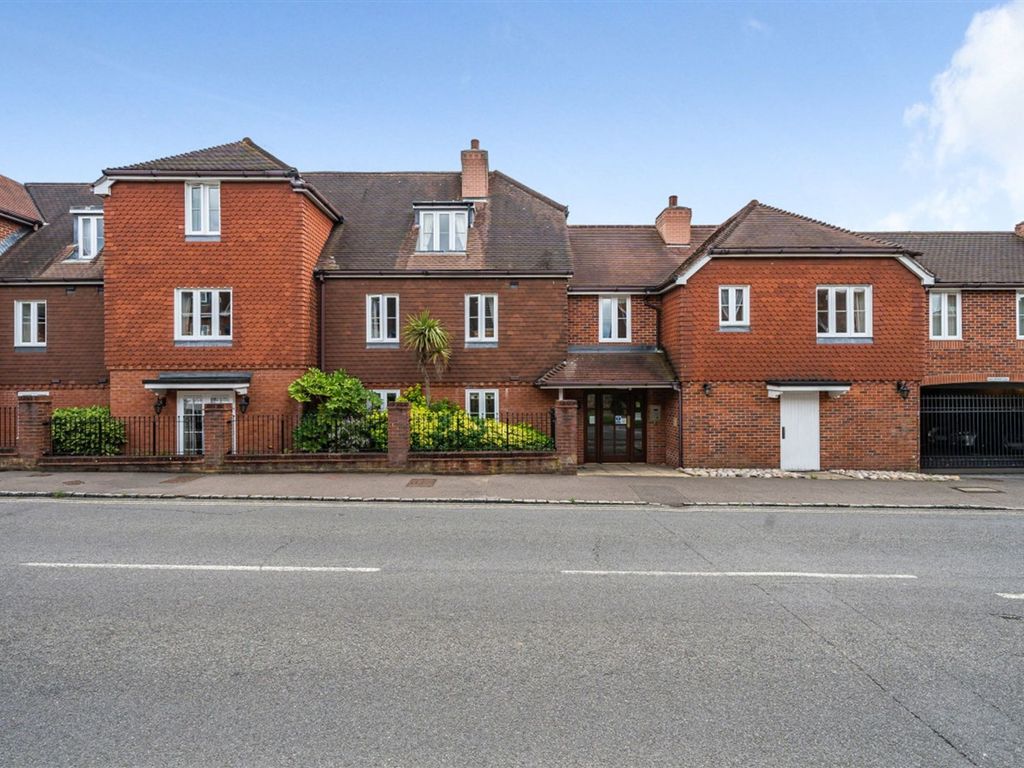 2 bed flat for sale in High Street, Billingshurst RH14, £165,000