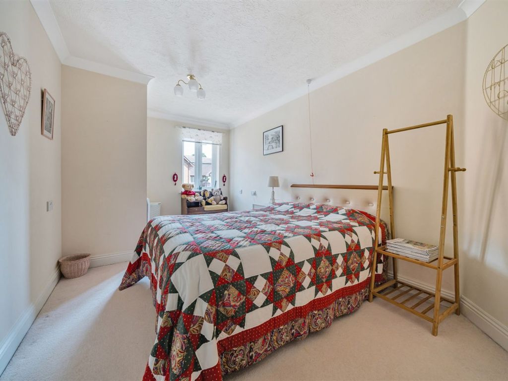 2 bed flat for sale in High Street, Billingshurst RH14, £165,000