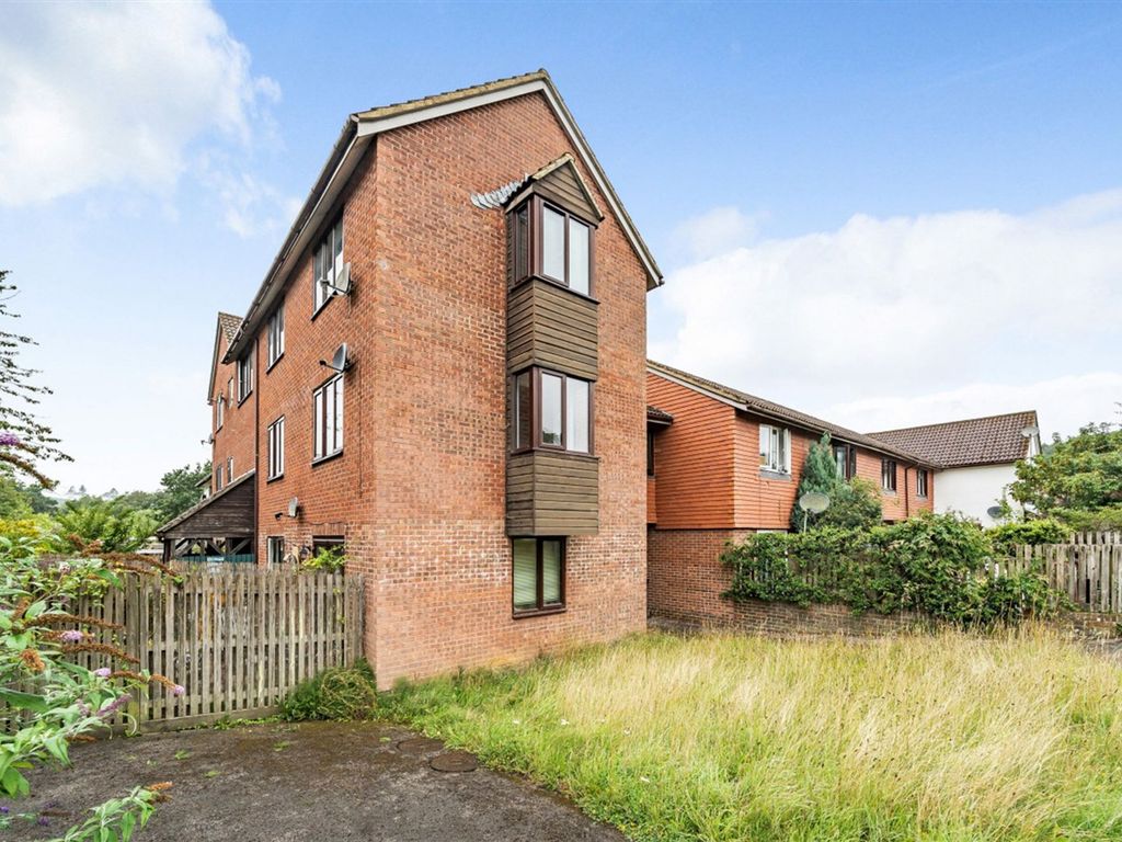 2 bed flat for sale in Timbermill Court, Haslemere GU27, £234,950