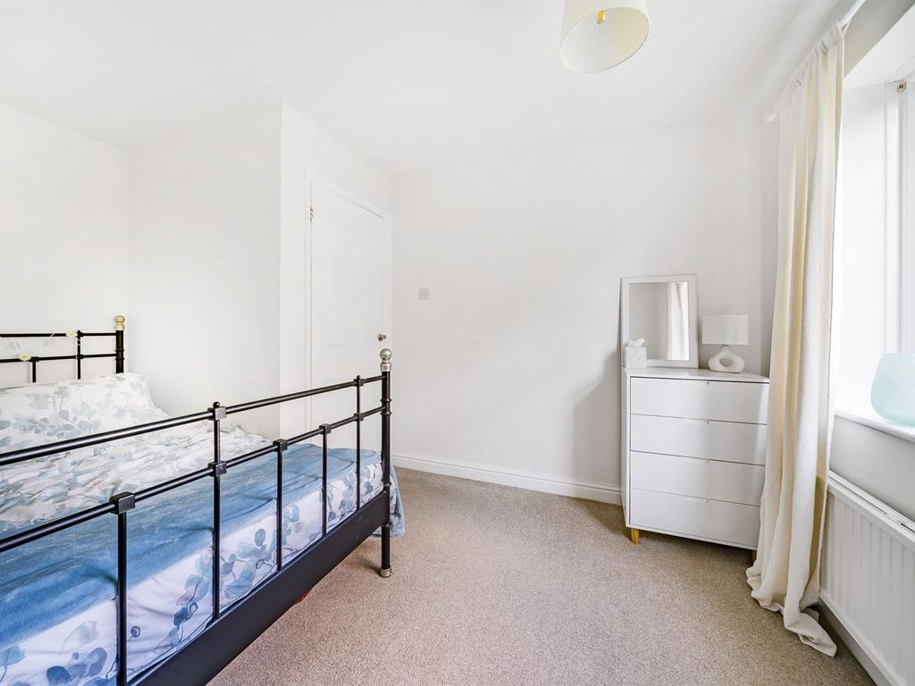2 bed flat for sale in Station Road, Billingshurst RH14, £199,950