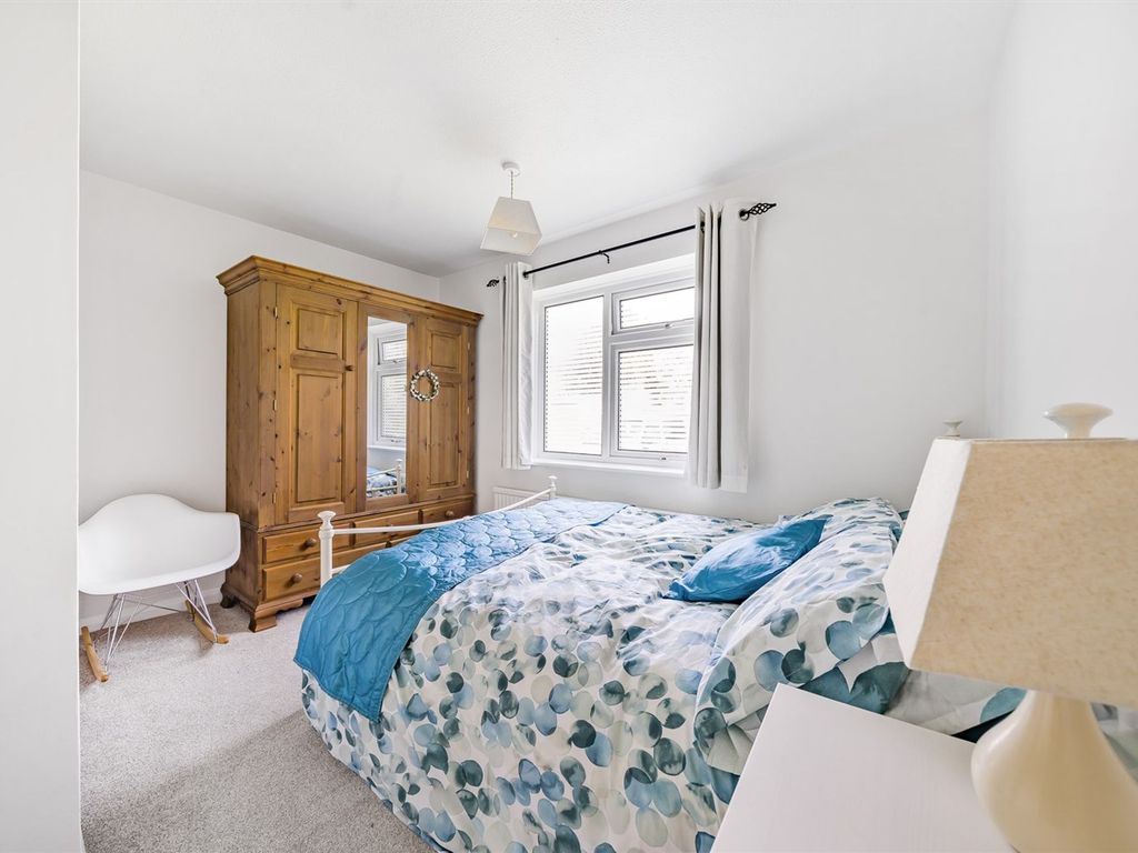 2 bed flat for sale in Station Road, Billingshurst RH14, £199,950