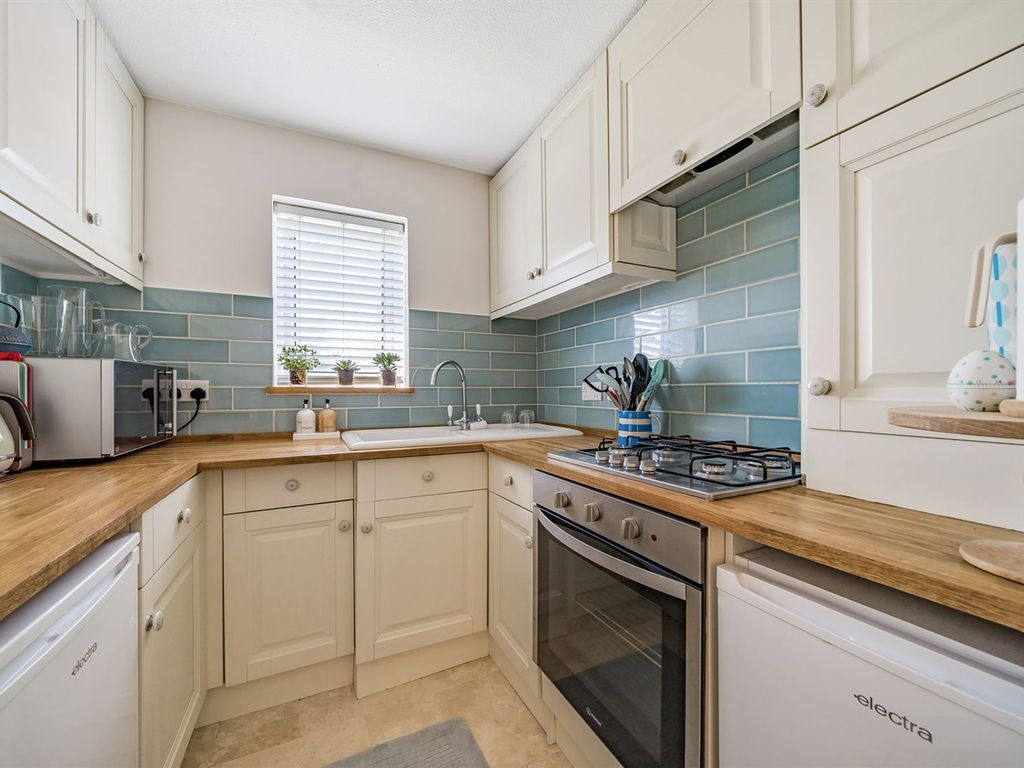 2 bed flat for sale in Station Road, Billingshurst RH14, £199,950