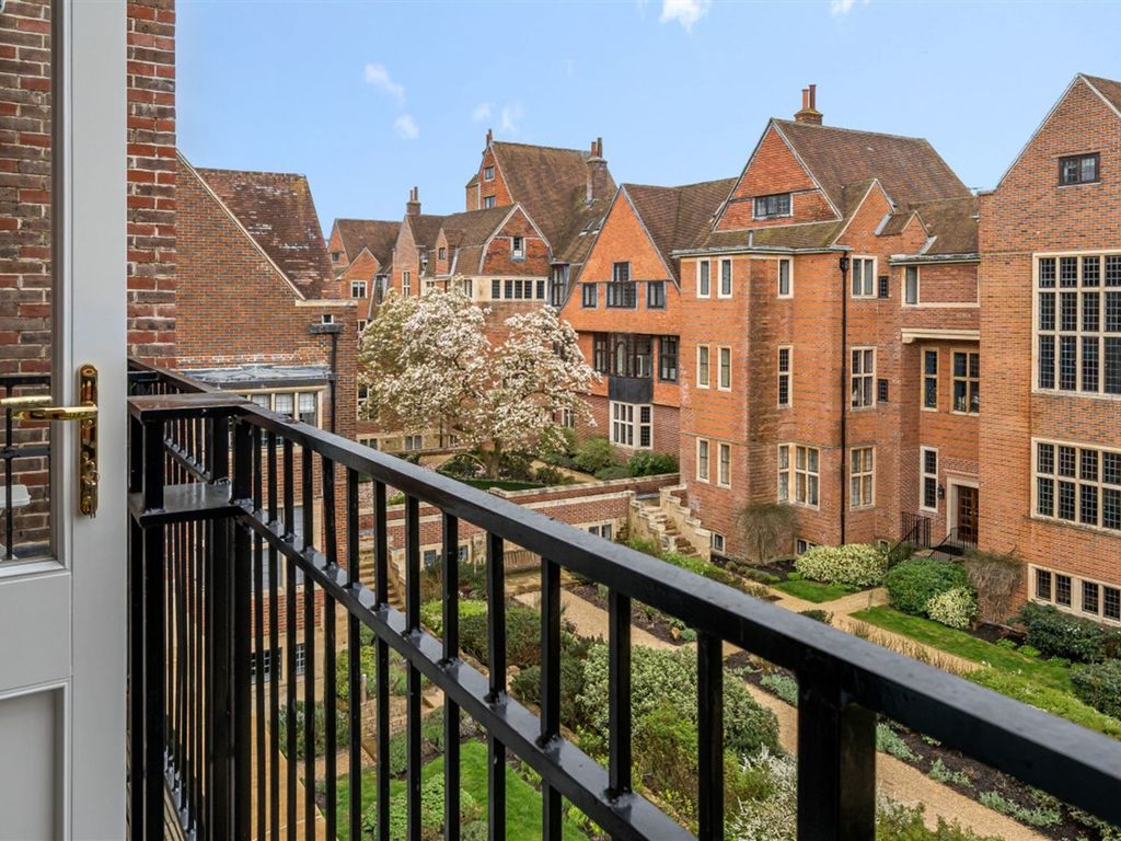 1 bed flat for sale in Kings Drive, Midhurst GU29, £300,000