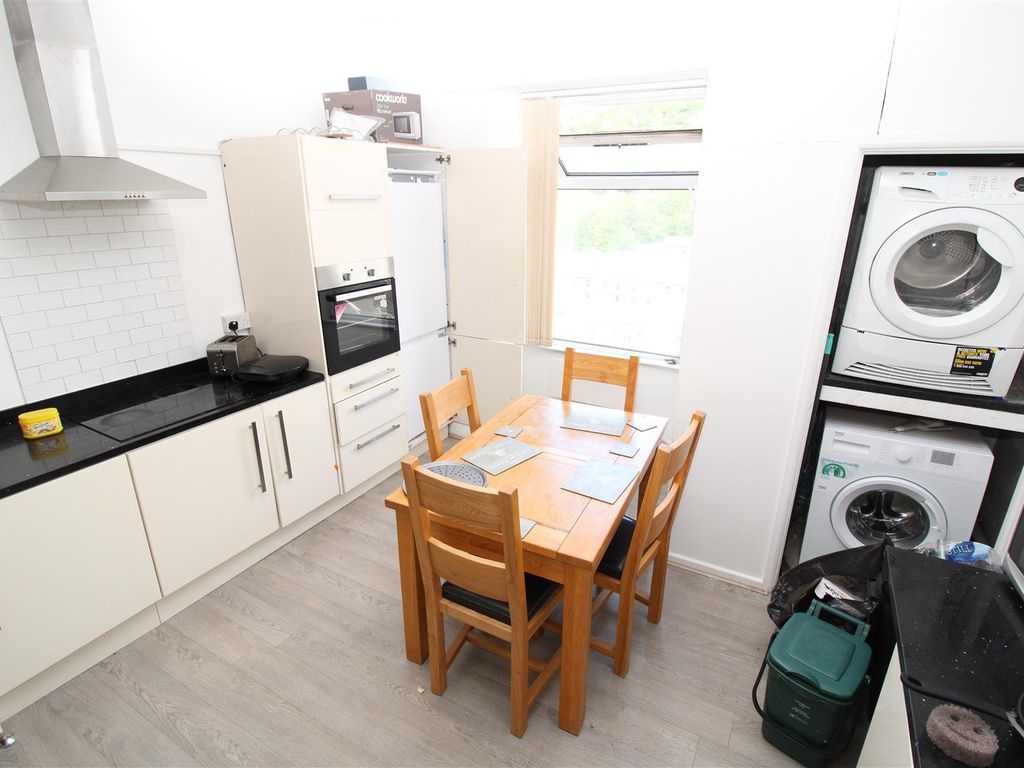 3 bed flat to rent in Wood Road, Treforest, Pontypridd CF37, £990 pcm