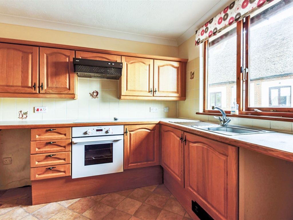 2 bed flat for sale in Russell Court, Midhurst GU29, £110,000