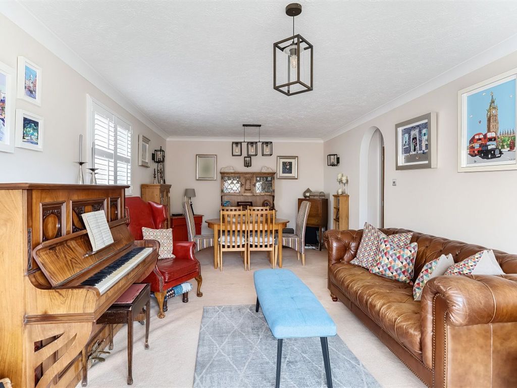 2 bed flat for sale in The Esplanade, Bognor Regis PO21, £260,000