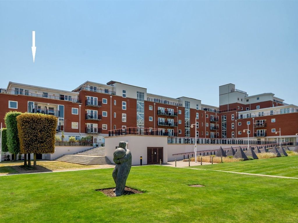 2 bed flat for sale in Gunwharf Quays, Portsmouth PO1, £800,000
