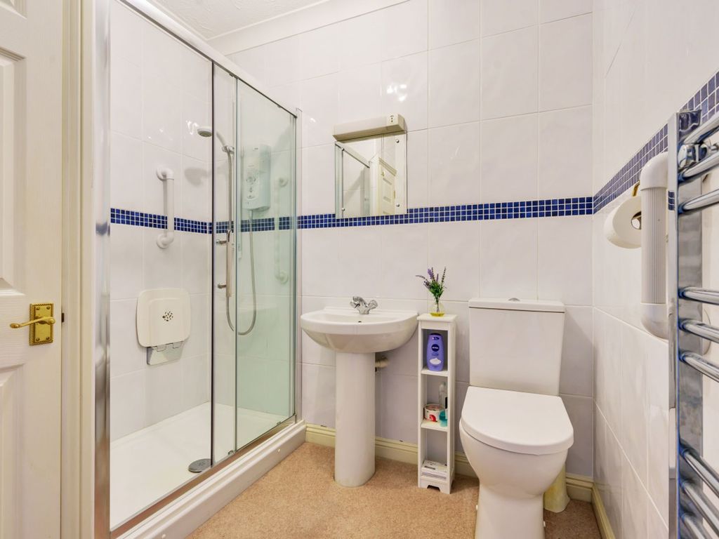 1 bed flat for sale in King George Avenue, Petersfield GU32, £200,000