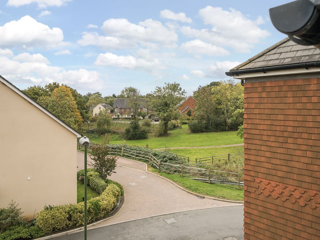 2 bed flat for sale in Honeysuckle Drive, Billingshurst RH14, £255,000