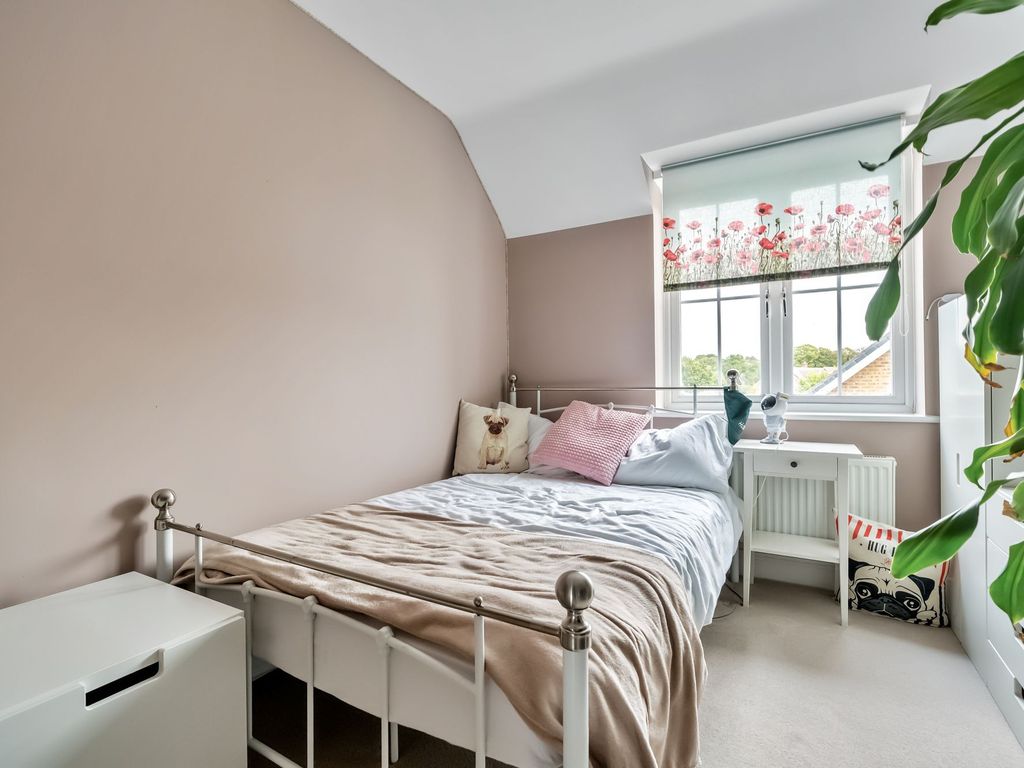 2 bed flat for sale in Honeysuckle Drive, Billingshurst RH14, £255,000