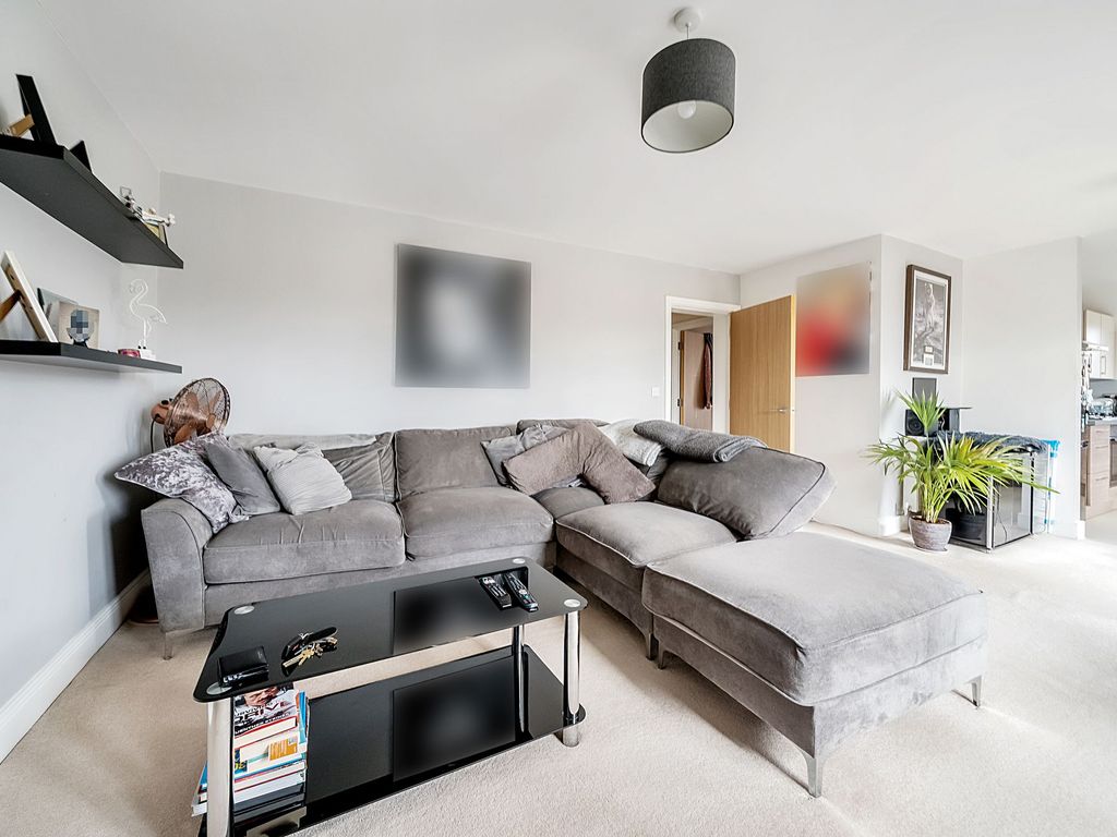 2 bed flat for sale in Honeysuckle Drive, Billingshurst RH14, £255,000