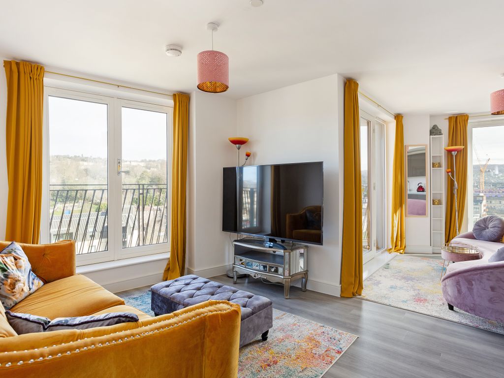 2 bed flat for sale in Sovereign Point, Midland Road, Bath BA2, £640,000