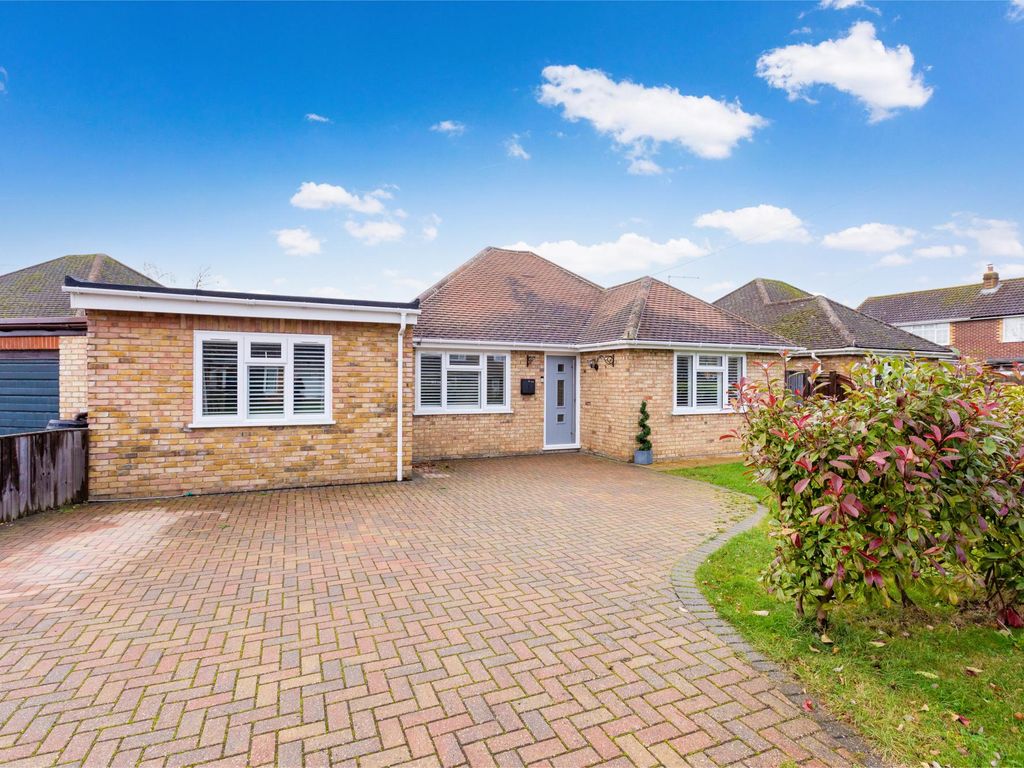 3 bed detached bungalow for sale in Stewart Close, Fifield Road, Fifield, Maidenhead SL6, £685,000