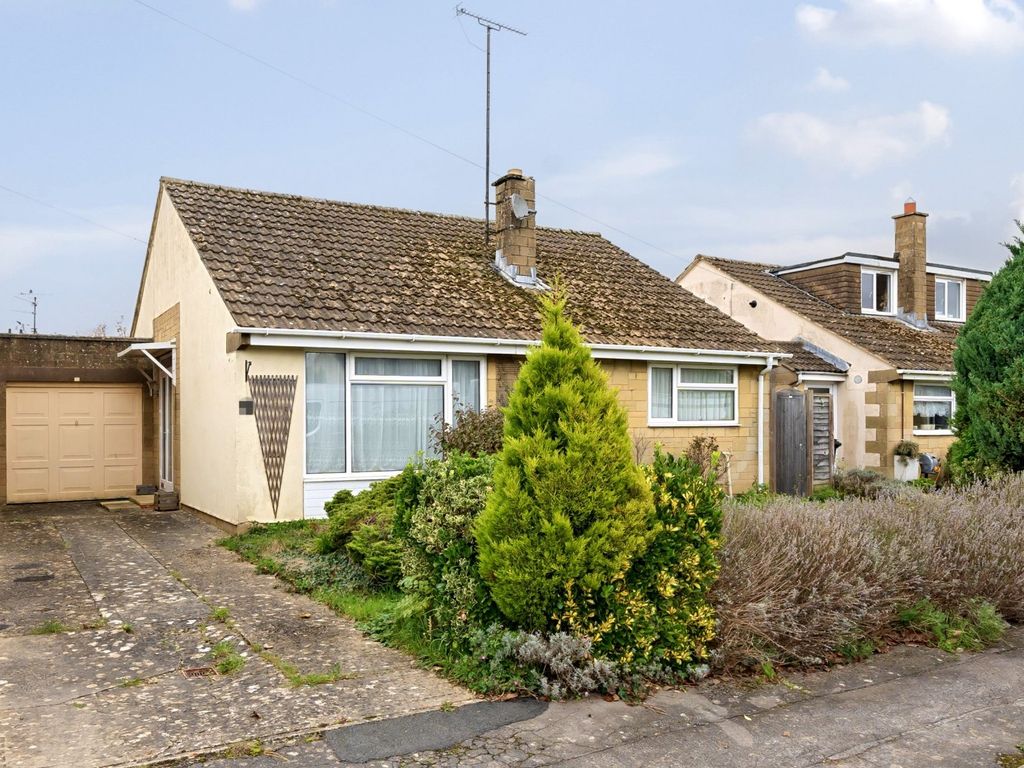 3 bed bungalow for sale in Meadow Way, South Cerney, Cirencester, Gloucestershire GL7, £400,000