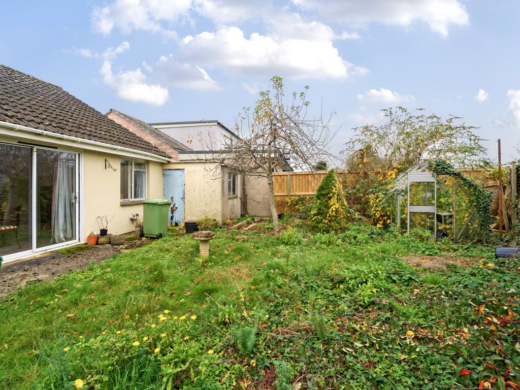3 bed bungalow for sale in Meadow Way, South Cerney, Cirencester, Gloucestershire GL7, £400,000