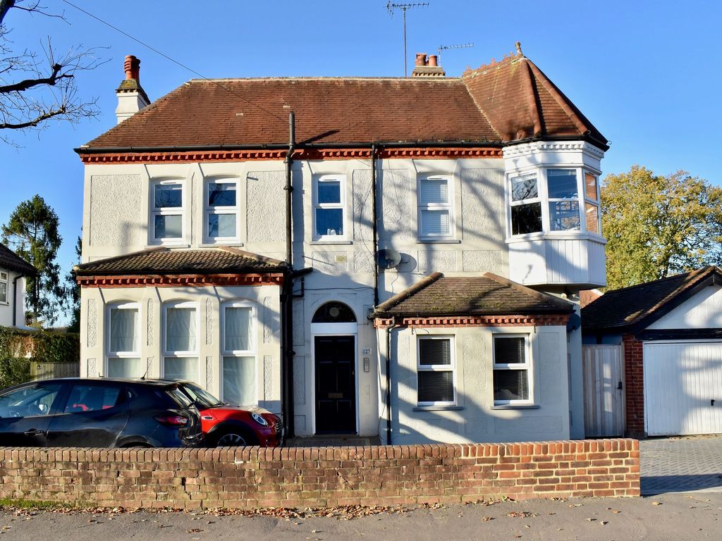 2 bed flat for sale in Barnett Wood Lane, Ashtead KT21, £305,000
