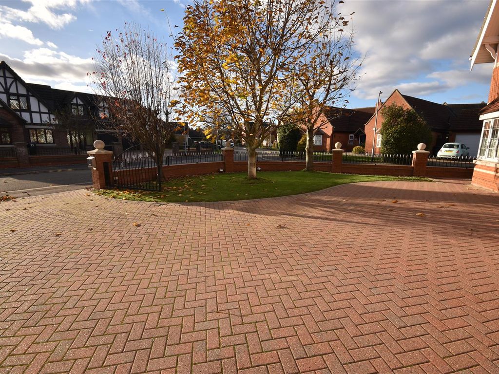 5 bed detached house for sale in Oak Way, Heckington, Sleaford NG34, £525,000