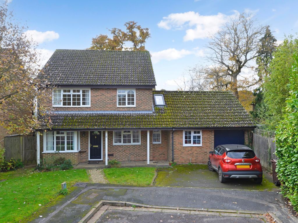 4 bed detached house for sale in Godalming, Surrey GU7, £825,000