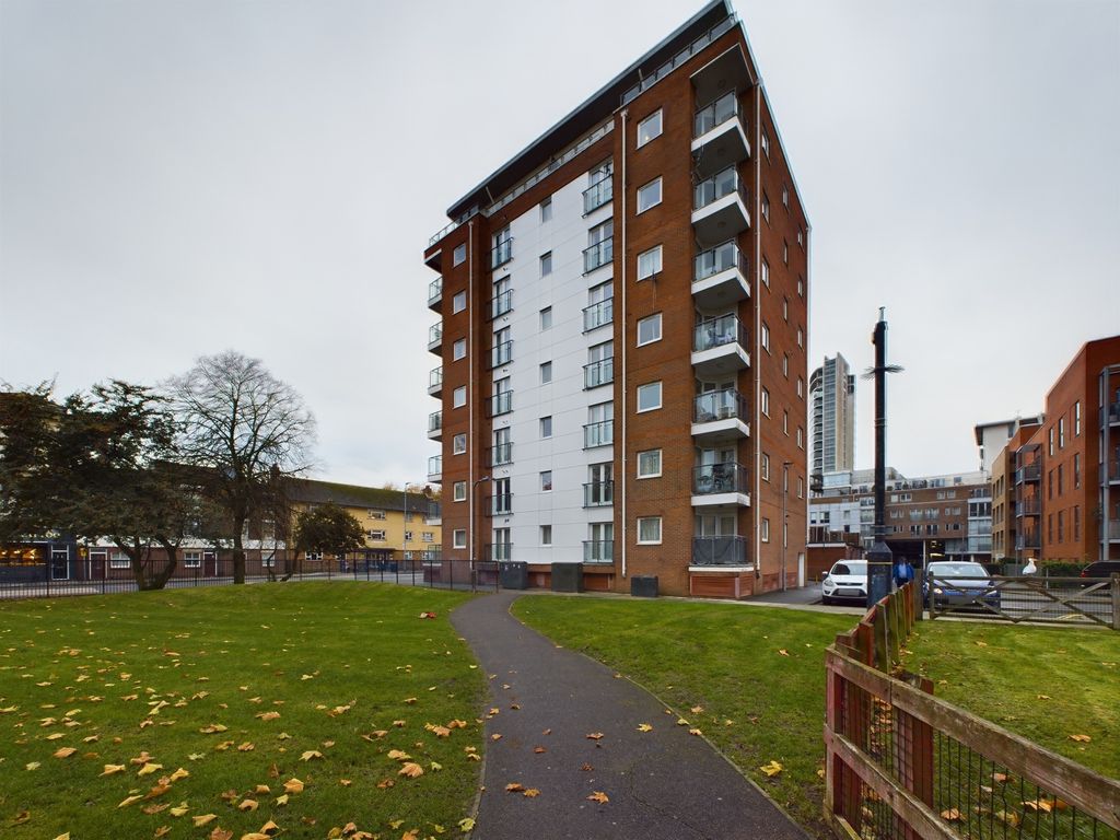 2 bed flat for sale in Queen Street, Portsmouth PO1, £170,000