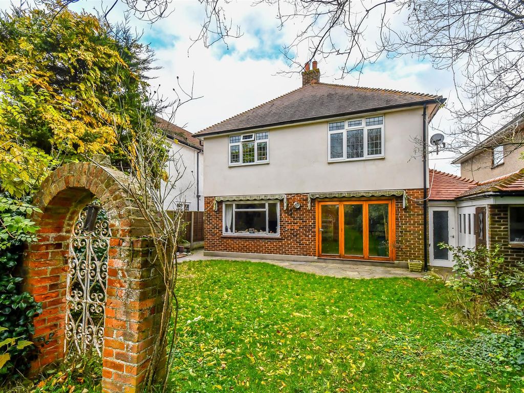 4 bed detached house for sale in Bilton Road, Hadleigh, Benfleet SS7, £600,000