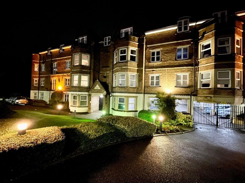 1 bed flat to rent in Parklands Court, 164 Edgware Way, Edgware HA8, £1,350 pcm