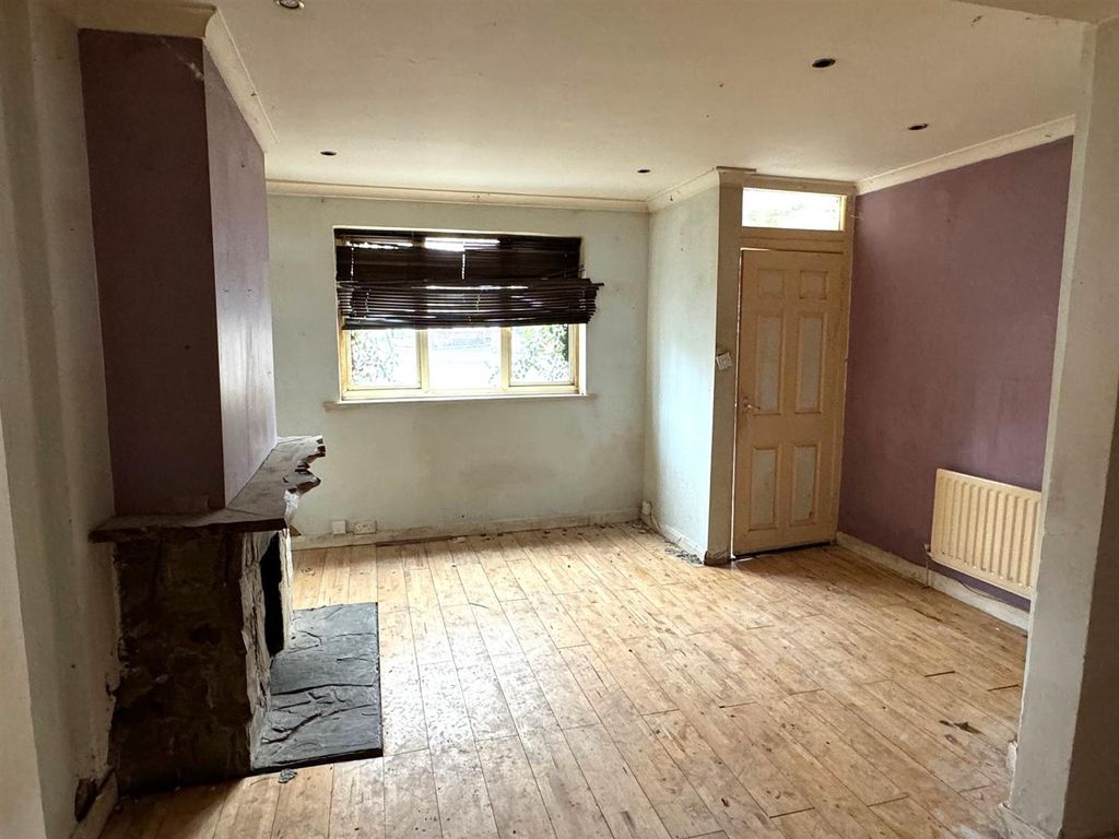 3 bed terraced house for sale in Westcott Place, Swindon SN1, £155,000