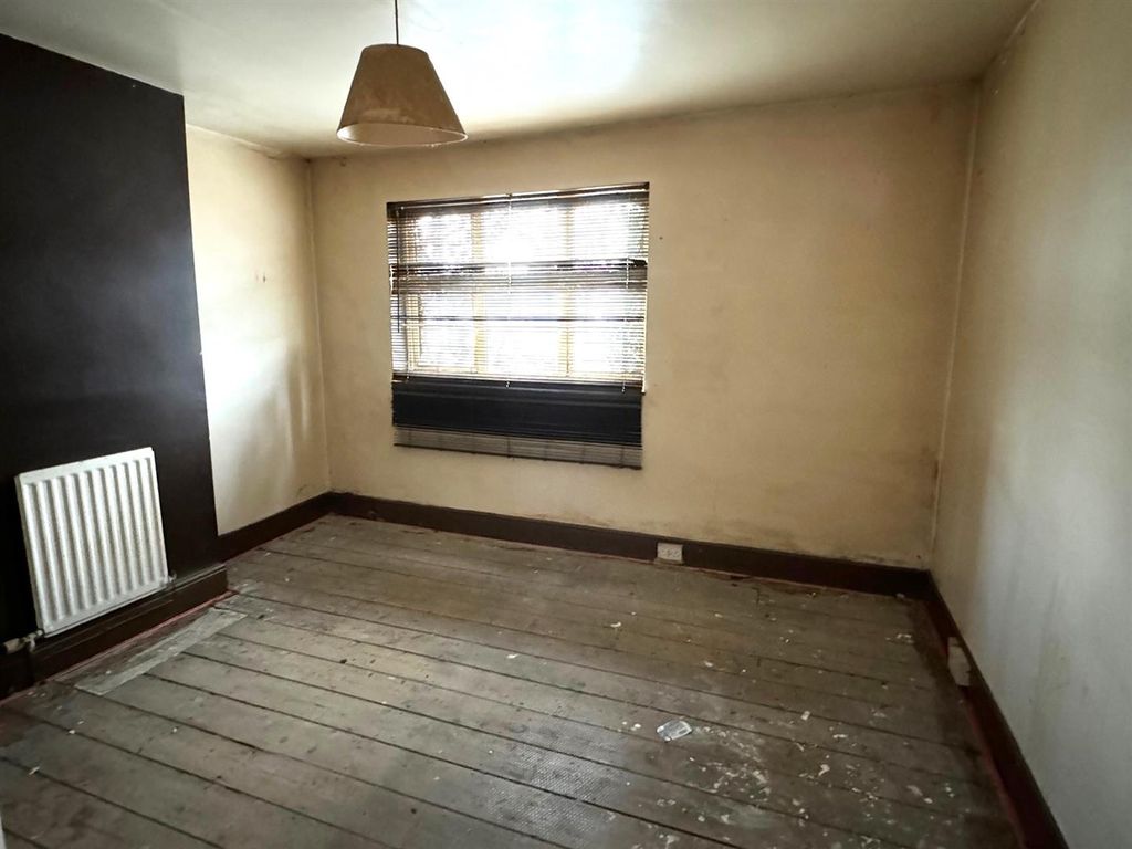 3 bed terraced house for sale in Westcott Place, Swindon SN1, £155,000