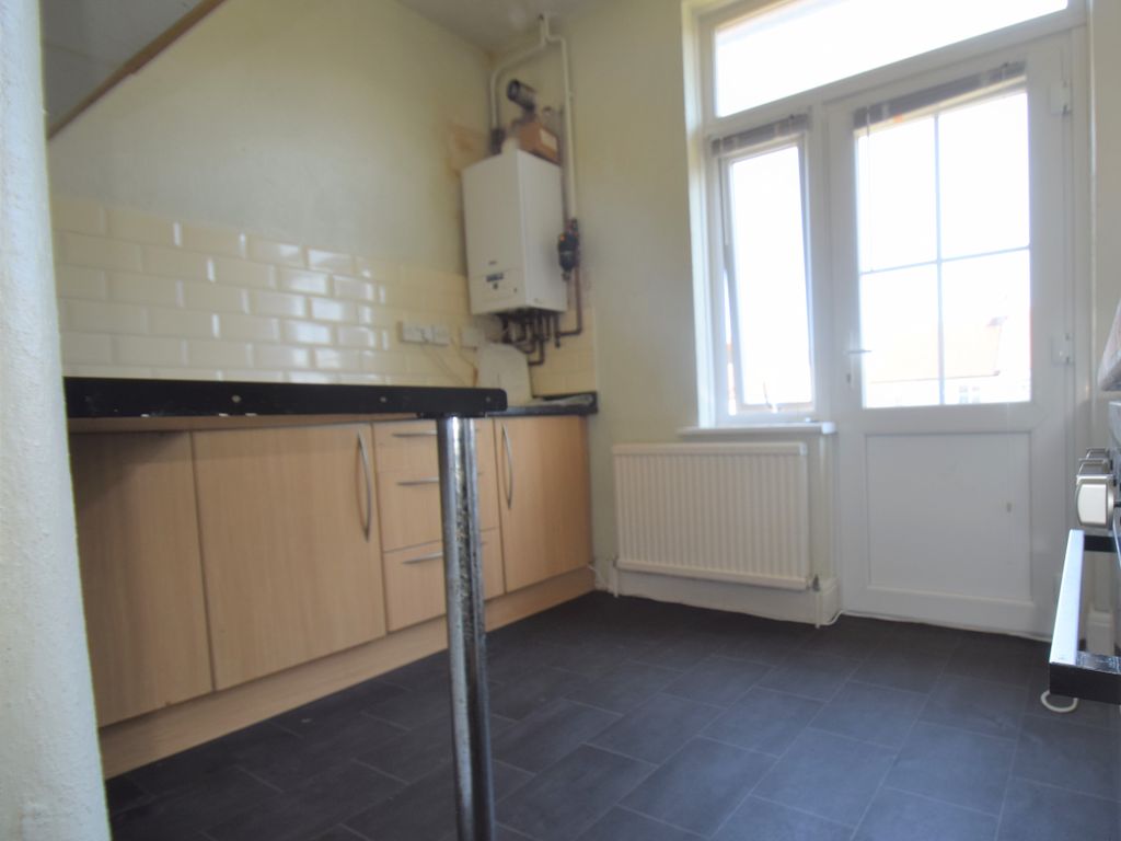 2 bed flat to rent in Westcliff On Sea, Essex SS0, £950 pcm