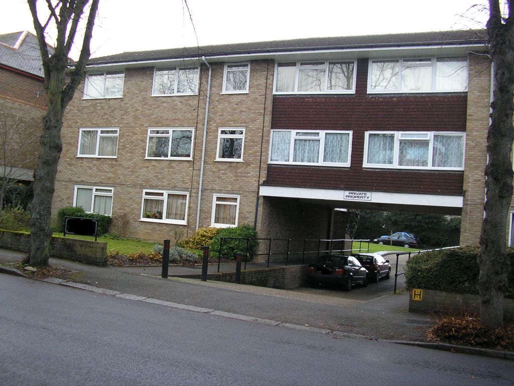 2 bed flat to rent in Camborne Road, Sutton SM2, £1,500 pcm