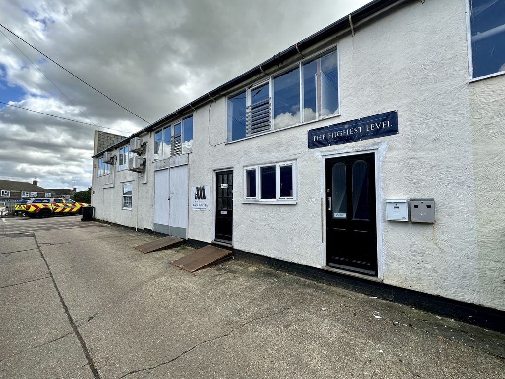 Office to let in Ongar Road Trading Estate, Ongar Road, Dunmow, Essex CM6, £9,600 pa