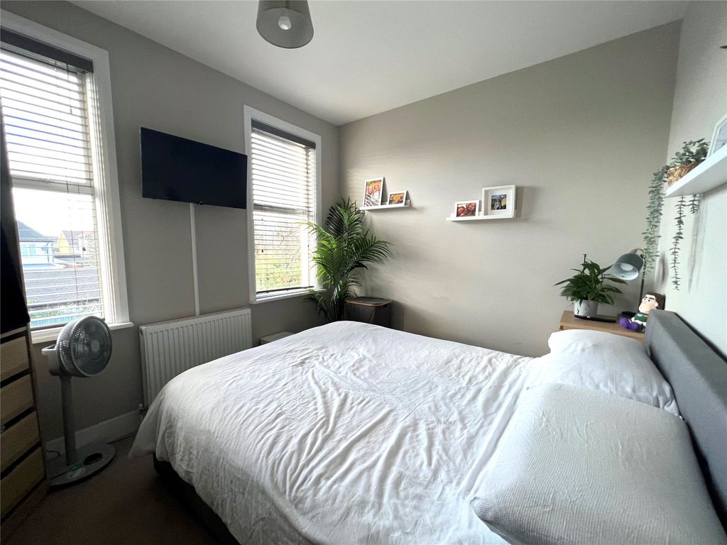 2 bed maisonette for sale in Ashford, Surrey TW15, £300,000