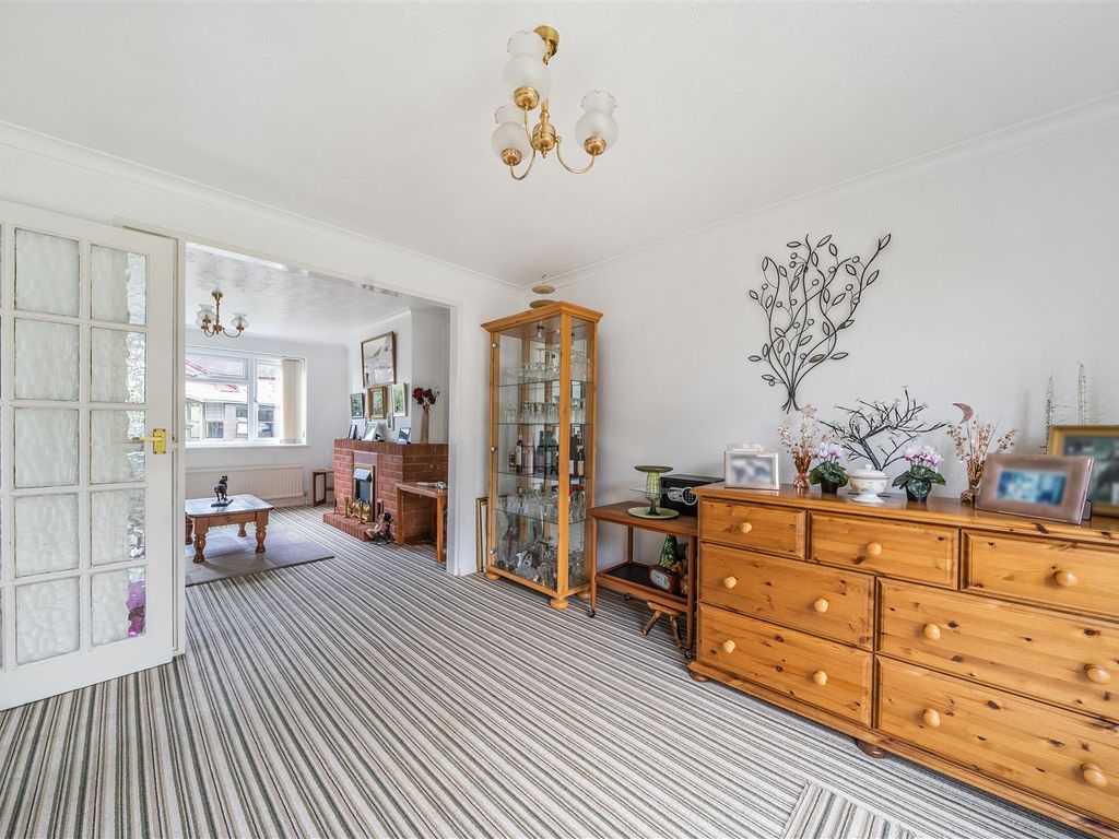 3 bed detached house for sale in Nash Close, Farnborough GU14, £475,000