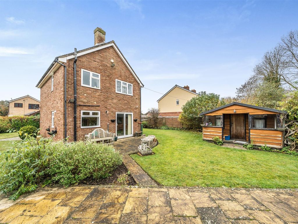 3 bed detached house for sale in Nash Close, Farnborough GU14, £475,000