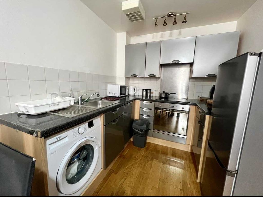 1 bed flat for sale in Church Street, Slough SL1, £194,950
