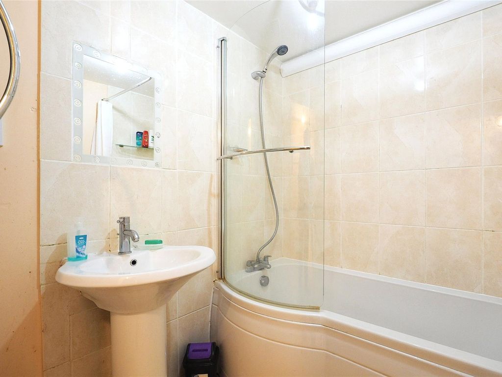 2 bed flat for sale in Elm View, Nottingham, Nottinghamshire NG7, £100,000